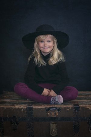 Barnfotograf-skövde-flicka-Frejahousephotography svart hatt
