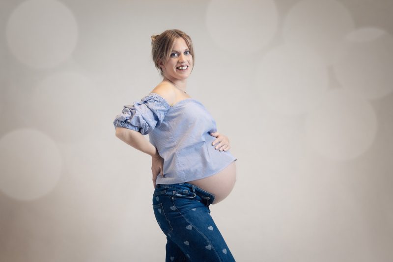 gravidfoto gravid kvinna vänta tvillingar blå jeans blus